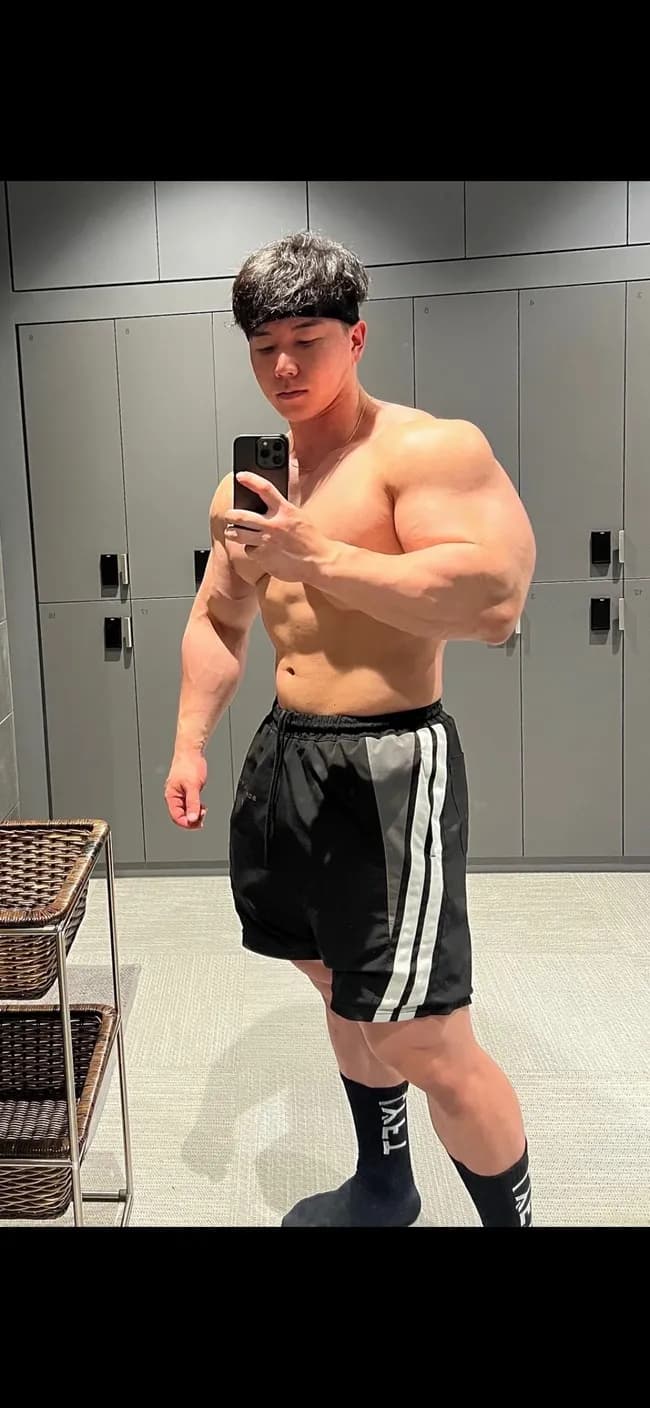 【朗報】横川くん 鍛えすぎて腕がやばいことになる