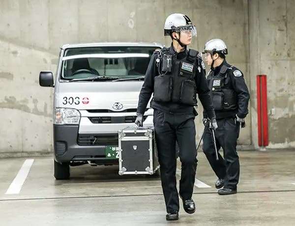 現金輸送車の警備員（年収200万～400万）ってなんで特殊部隊みたいな格好してんの？