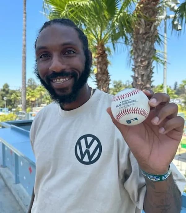 【ほっこり】大谷さんの41号ホムーランボールをとった男性「ハグしてキスしたい」