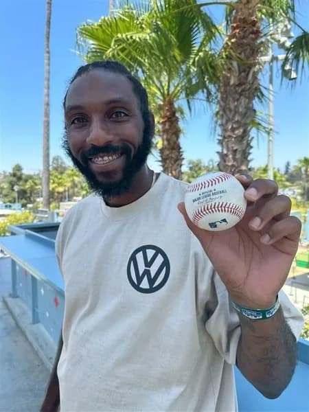 大谷翔平のホームランボールをキャッチした男性「ハグしてキスしてありがとうと言いたい」　ボールは「売りに出す」