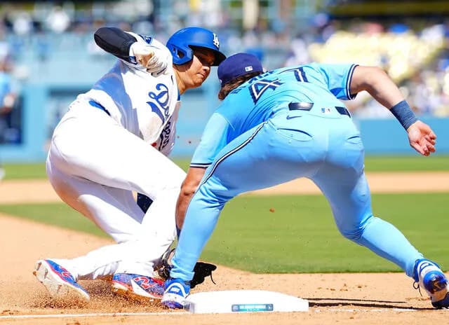 【悲報】ドジャースのロバーツ監督、勝手に三盗して死んだ上に9回の大事な所で三振した大谷にブチギレ