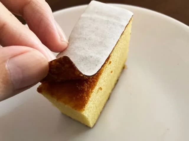 【悲報】カステラの薄い紙の上手なはがし方、誰もわからない