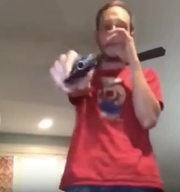 【動画】海外おじ「本物の銃で遊んだ結果ｗｗｗｗｗｗ」