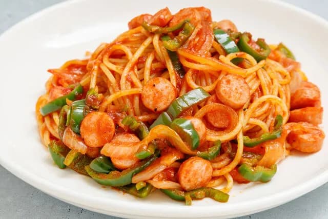 ナポリタンに入れる具って玉ねぎとウインナーでええか?