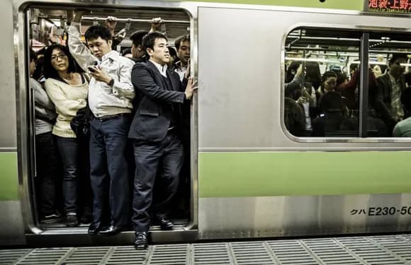 【議論】何としても痴漢を疑われたくない男性はどうすればいいのｗｗｗｗｗ