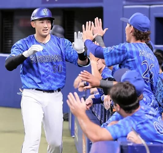 DeNA、延長10回に勝ち越し中日に3連勝！連勝で借金4に減らす 山本が10回V打＆1号＆4安打