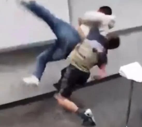 【動画】アメリカの高校生のガチ喧嘩、レベルが高すぎるｗｗｗｗｗ