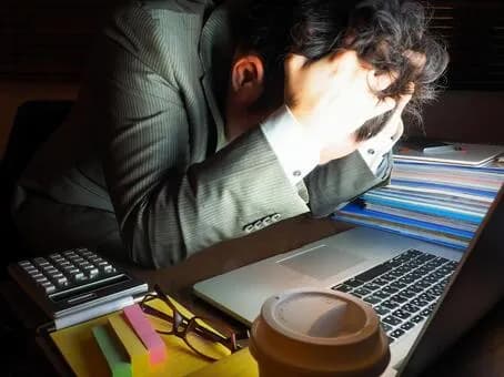 【悲報】上司「残業を減らすため始業1時間前の出勤を心がけてください」