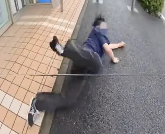 【動画】盗撮がバレた男、足がもつれてすっ転ぶｗｗｗｗｗｗｗｗｗｗｗｗ