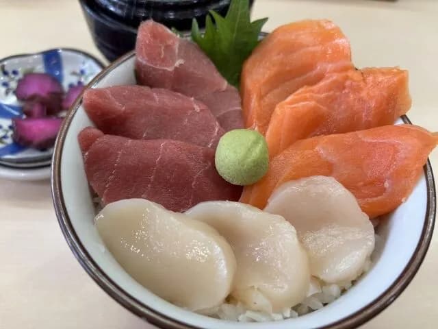 3種類の海産物で自分の食う海鮮丼を作れ ← なに入れる?