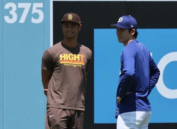 佐々木朗希、ダルビッシュと談笑する