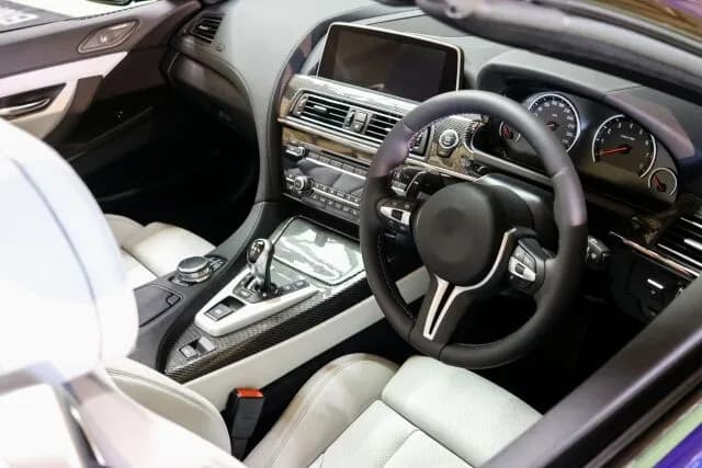 AT車「アクセル踏まなくても勝手に進みます」