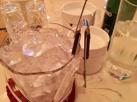 【悲報】キャバ嬢「助けて！！若い男が全く来ないの！！」