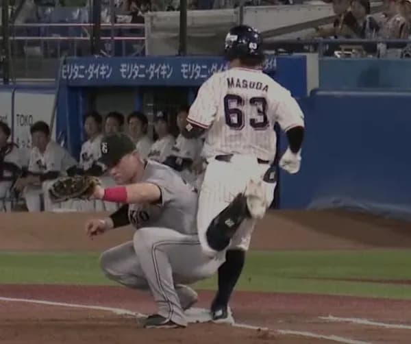 リチャード、守備時にヤクルト増田と派手に接触