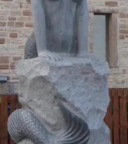 【画像】デンマークの人魚像、『胸がデカすぎる』と批判殺到して撤去されることが決まるwwwwww