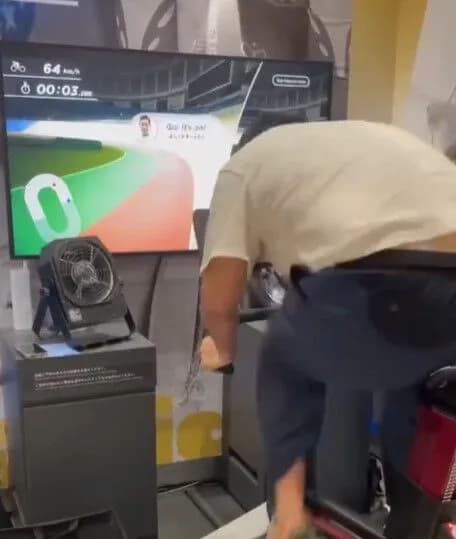 【悲報】大阪万博で謎のおじさんが自転車を激漕ぎしてしまう