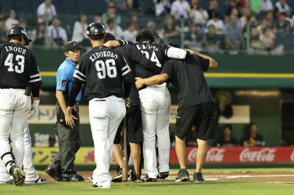 栗原陵矢が2軍戦で負傷交代　右膝に自打球　自力で歩けず