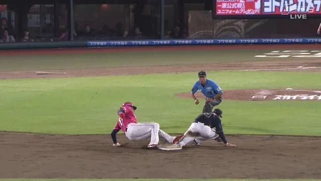 楽天・ゴンザレス、スライディングが紅林の足に直撃