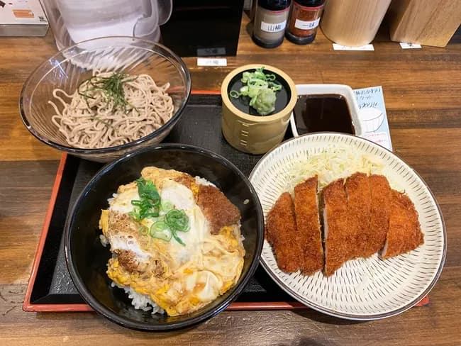 【画像】カツ丼定食、カツ丼が余分だった