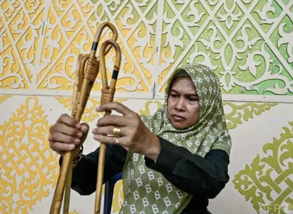 【悲報】インドネシアで『公衆トイレで同性愛行為』してた男性2人に公開ムチ打ち刑。それぞれ76発ずつ・・・・・