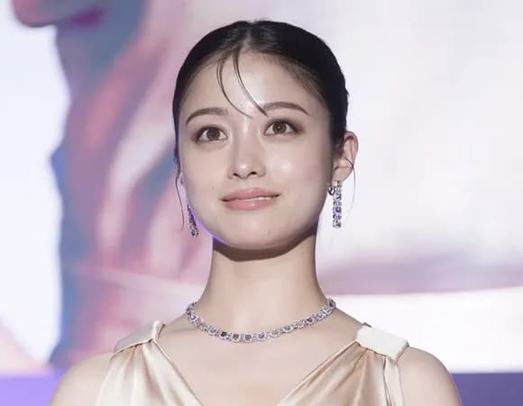 【疑問】橋本環奈「写真集毎回爆死、ろくな代表作なし」←これが現代のトップ扱いな理由・・・・・