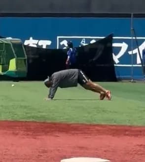 DeNA知野直人選手が１軍に合流！　昨日左肘を痛めて途中交代した山本祐大選手が無事グラウンドに姿を見せる