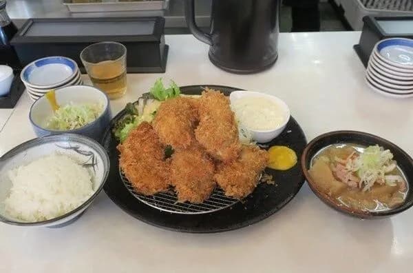 【画像】このカキフライ定食に880円出せますか？