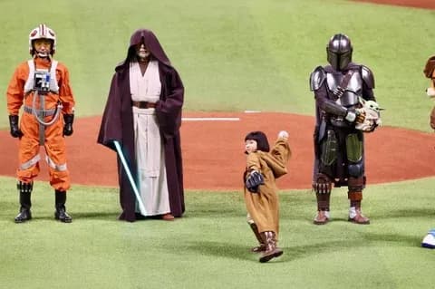 【日本ハム】マントを脱ぐと永尾柚乃！Ｆピッチ登場にファンどよめく　新庄監督からリストバンド贈られる　「スター・ウォーズ」一員で入場