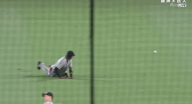 【悲報】巨人の外野、1イニングで全員やらかす