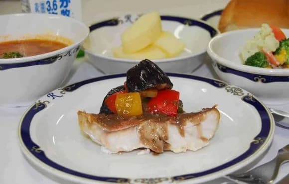 【悲報】公立小と私立小の給食の差、やばいことになるｗｗｗｗｗｗｗｗ