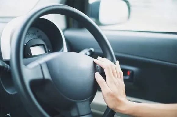 【悲報】ハンドルの握り方で性格が分かる模様ｗｗｗｗｗｗｗｗｗｗｗｗｗ