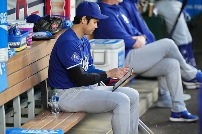 【悲報】イチローさん、大谷に苦言か「ベンチでタブレットばかりみてる野球選手の姿を見たくない」