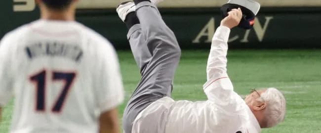 都市対抗の始球式で日立製作所の社長が日立市長にぶち当てる