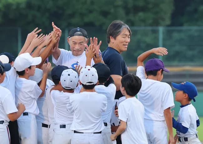 イチロー氏がサプライズ登場！石川・七尾市での松井秀喜氏主催の野球教室で2人そろって小学生指導