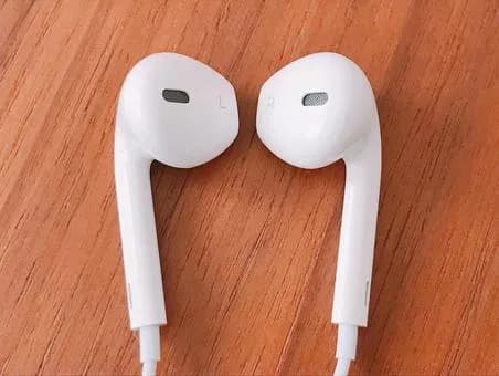 【朗報】「有線イヤホン」、流行りだすｗｗｗｗｗｗｗｗｗｗｗｗｗｗｗｗ