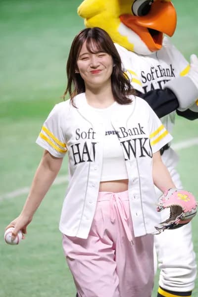 【悲報】内田真礼さん、始球式でぽってりお腹を晒される