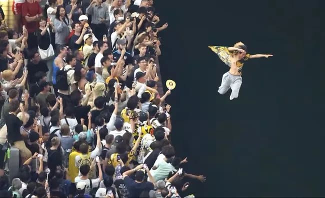 阪神優勝直後にファン10人ほどが道頓堀ダイブか　米国人観光客「何が起きているのか分からなかった。日本人はおとなしく、礼節を重んじると思っていたが川に飛び込むなんて意外だ」