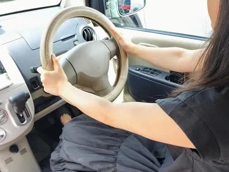 【悲報】女が運転中に道譲ってもらってもお礼しない理由wwwww