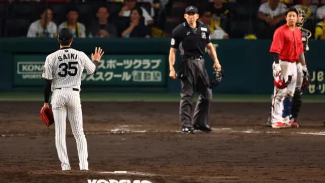 阪神才木、胴上げ前にカープベンチへ頭下げ謝罪。頭部死球の石原が手を上げて応える