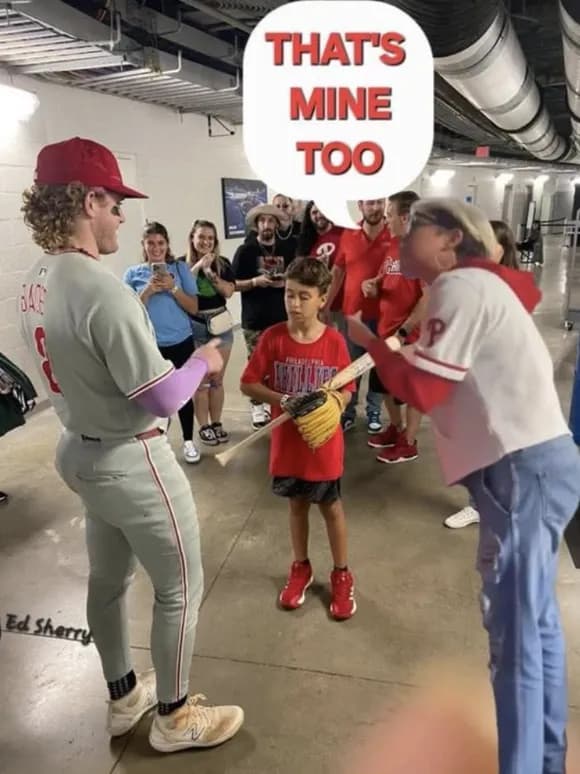 【悲報】おばさん、ホームランボールを取った幸せ一家からボールを強奪してしまう・・・・・・・