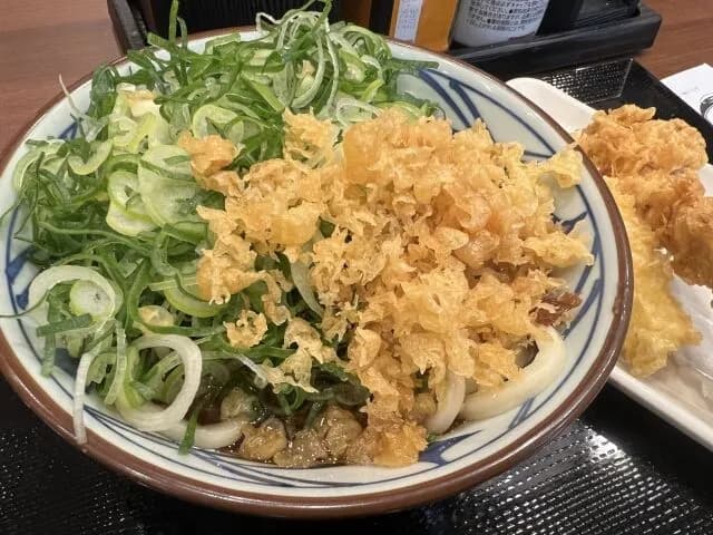 【悲報】なぜ丸亀製麺は香川県内では「圧倒的大敗」？　はなまるうどんよりも店舗数が少ない