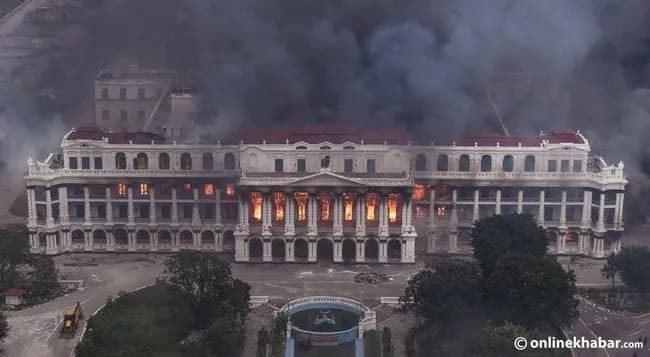 【画像】ネパールの暴徒、国会議事堂に続き国宝の宮殿も放火して焼き払うｗｗｗｗｗｗ