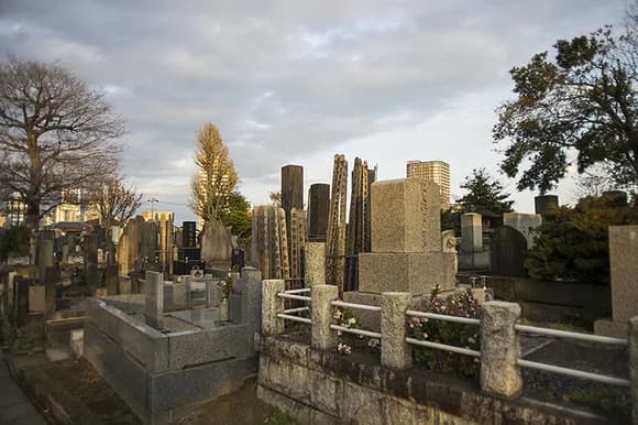 【悲報】ワイ「幽霊は信じない」バカ「じゃあ墓場で寝れるんか？」