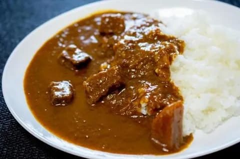 外食でわざわざカレー食ってるやつって頭おかしいと思ってる