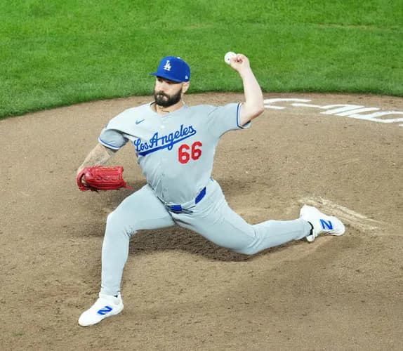 ドジャースの守護神、山本に毎日謝罪のハグ