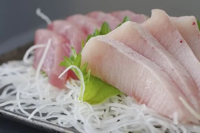 刺身に入ってる大根の千切り食べる奴ｗｗ