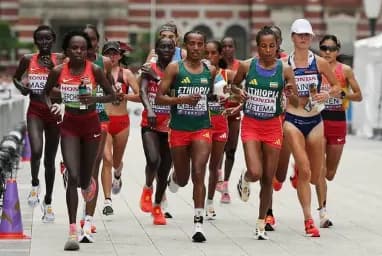 【悲報】ケニア女子マラソン、猛暑の中『給水地点ではない場所で給水』という頭脳プレーで金メダル獲得・・・・