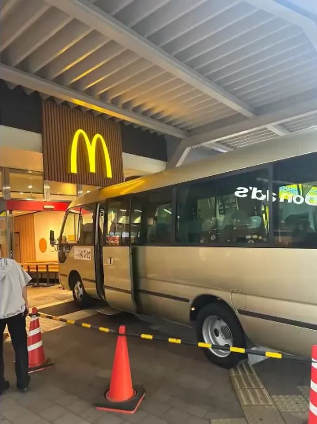 【悲報】マクドナルド店舗にマイクロバスが突っ込んでしまう……😢　千葉・松戸市