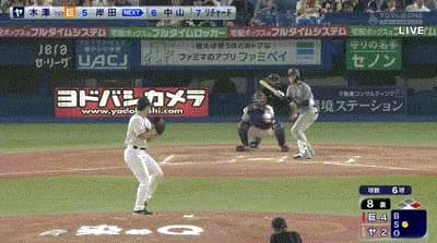 【ヤクルト対巨人23回戦】巨人・岸田が右胸付近に死球を受けて負傷交代…代走・小林