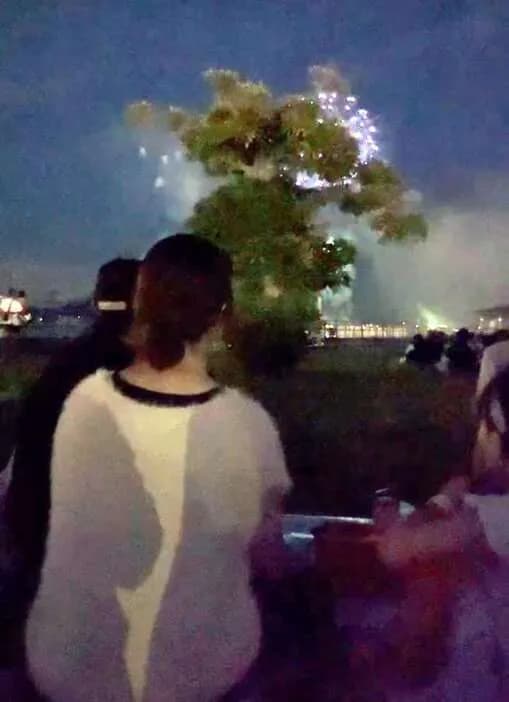 20代女性「花火大会有料席（8000円）から花火見えない。返金してもらえる？」→市役所「無理です」